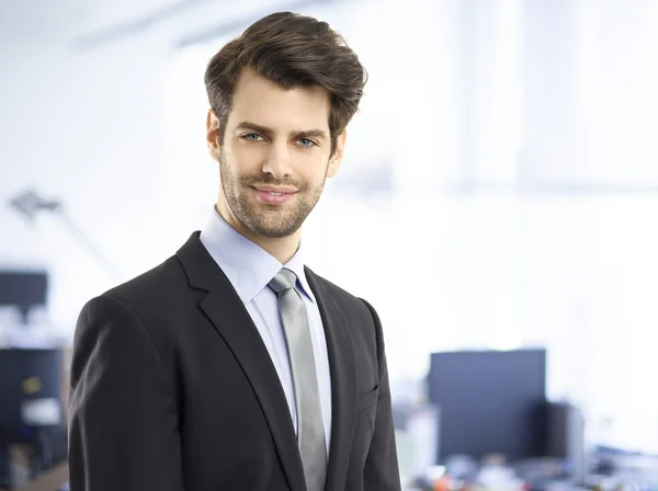 Joven empresario de pie en la oficina — Foto de Stock