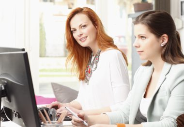 modern grafik tasarım stüdyosu ekip çalışması