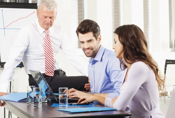 Zakenmensen die op laptop werken — Stockfoto