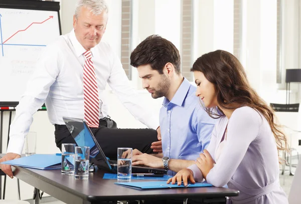 Geschäftsleute arbeiten am Laptop — Stockfoto