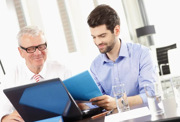 Zakenmensen die op laptop werken — Stockfoto