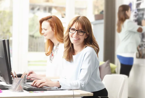 Teamwork at modern graphic design studio — Stock Photo, Image