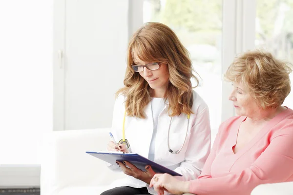 Female doctor with senior patient — Stock Photo, Image