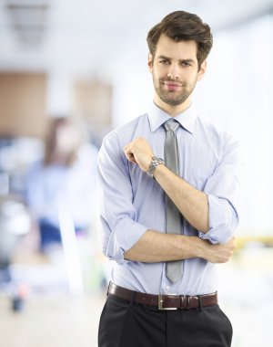 Ofiste duran bir iş adamı