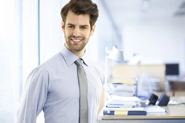 Empresario de pie en la oficina — Foto de Stock