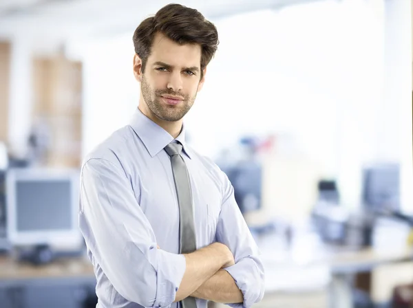 Uomo d'affari in piedi in ufficio — Foto Stock