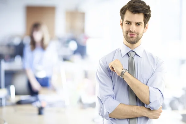 Homme d'affaires debout au bureau — Photo