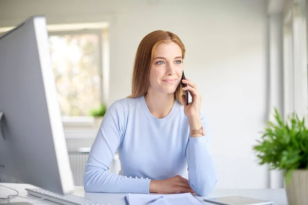 Smiling Young Businesswoman Having Call While Sitting Desk Office — 스톡 사진
