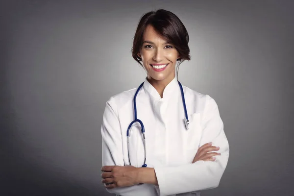 Médica Sorridente Olhando Para Câmera Sorrindo Com Braços Cruzados Fundo — Fotografia de Stock