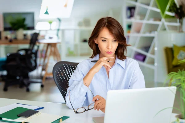Selbstbewusste Geschäftsfrau Mittleren Alters Sitzt Schreibtisch Hinter Ihrem Laptop Und — Stockfoto