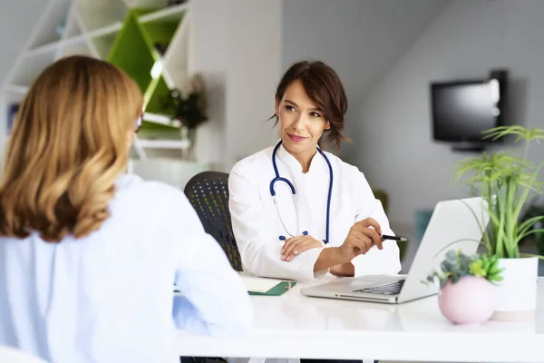 Médica Trabalhando Consultório Ouvindo Paciente Enquanto Ela Está Explicando Seus — Fotografia de Stock