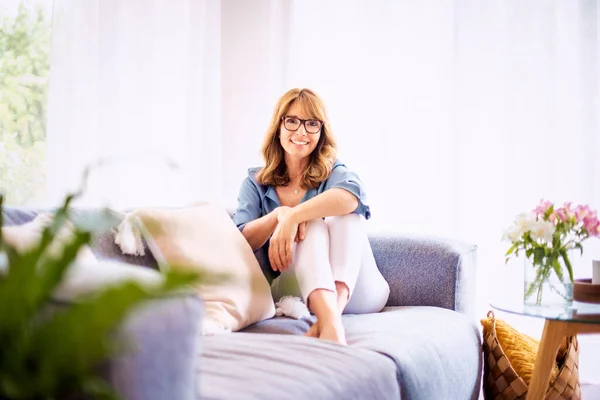 Foto Atractiva Mujer Mediana Edad Mirando Cámara Sonriendo Mientras Relaja —  Fotos de Stock