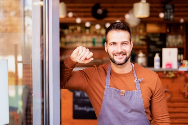 Retrato Homem Pequeno Empresário Feliz Vestindo Avental Enquanto Estava Entrada — Fotografia de Stock