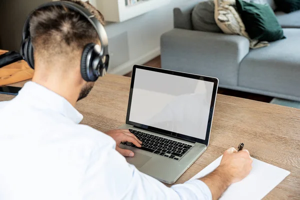 Rear View Shot Man Using Headphone Laptop While Sitting Home — Zdjęcie stockowe