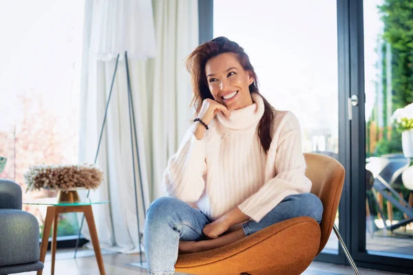 Shot Cheerful Woman Relaxing Sofa Home Attractive Woman Wearing Eyewear — Stock fotografie