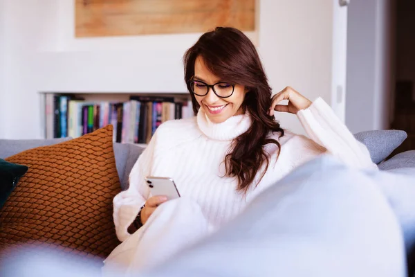 Aufnahme Einer Attraktiven Und Glücklichen Frau Die Ihr Smartphone Und — Stockfoto