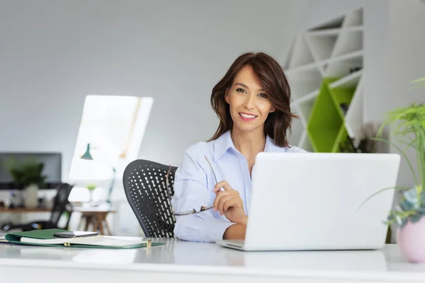 Selbstbewusste Geschäftsfrau Mittleren Alters Sitzt Schreibtisch Hinter Ihrem Laptop Und — Stockfoto