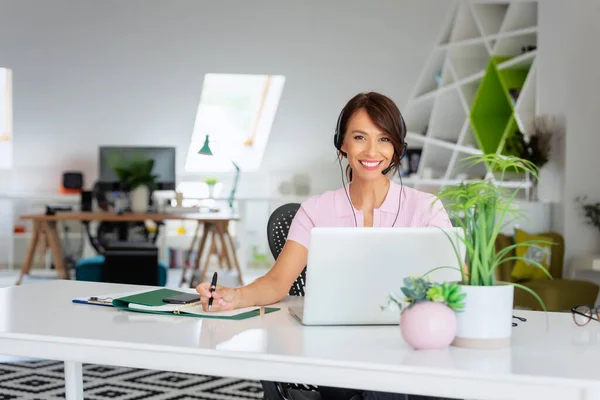 Assistente Servizio Clienti Indossando Auricolare Mentre Seduto Dietro Suo Computer — Foto Stock