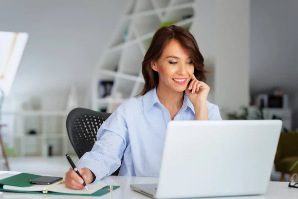 Självsäker Medelålders Affärskvinna Sitter Kontoret Skrivbord Bakom Sin Bärbara Dator — Stockfoto