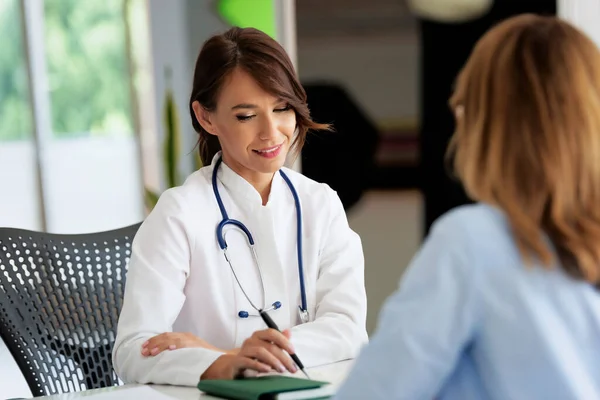Ofiste Çalışan Semptomlarını Açıklayıp Danışmanlık Yaparken Hastayı Dinleyen Kadın Doktor — Stok fotoğraf