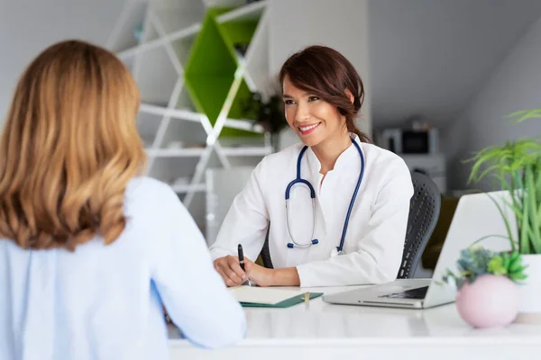 Female Doctor Working Office Listening Patient While She Explaining Her — Stock Photo, Image