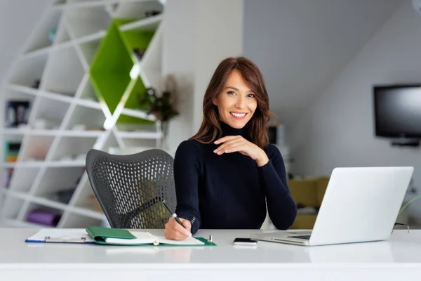 Pewna Siebie Bizneswoman Średnim Wieku Swetrze Turtleneck Siedząc Biurze Laptopem — Zdjęcie stockowe