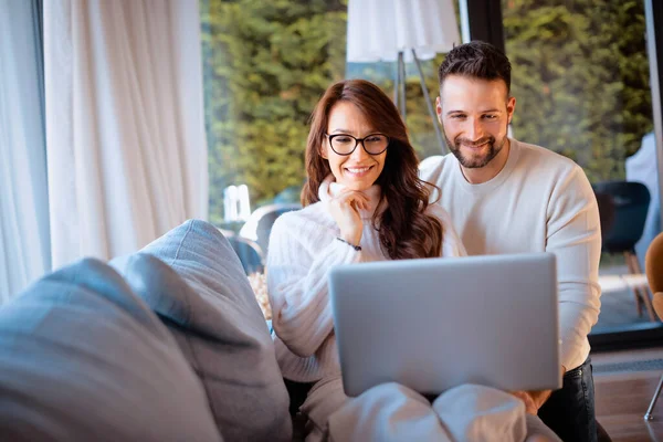 Glückliches Paar Das Sich Auf Der Couch Gemütlich Macht Fröhliche — Stockfoto