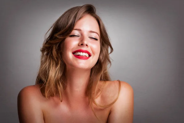 Potret Wanita Cantik Dengan Mata Tertutup Mengenakan Lipstik Merah Sementara — Stok Foto