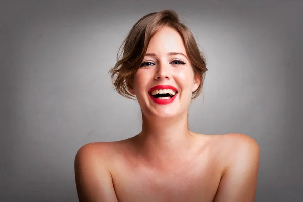 Retrato Linda Jovem Mulher Vestindo Batom Vermelho Enquanto Posando Fundo — Fotografia de Stock