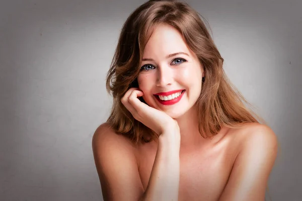 Retrato Linda Jovem Mulher Vestindo Batom Vermelho Enquanto Posando Fundo — Fotografia de Stock