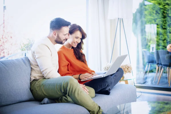 Casal Feliz Relaxar Sofá Juntos Mulher Alegre Homem Bonito Usando — Fotografia de Stock