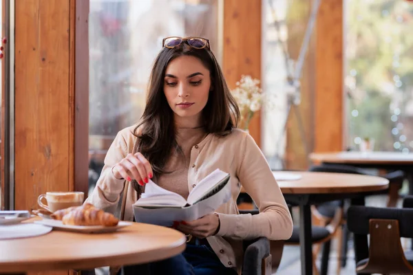 Candid Tiro Mulher Sorridente Leitura Livro Enquanto Sentado Mesa Café — Fotografia de Stock
