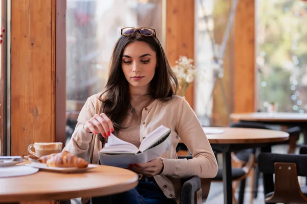 Uppriktig Bild Leende Kvinna Läsa Bok När Sitter Vid Bordet — Stockfoto