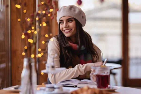 Retrato Mulher Estilo Parisiense Vestindo Boina Cachecol Durante Dia Café — Fotografia de Stock