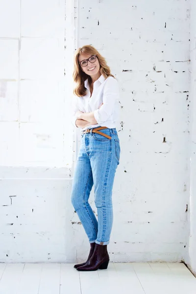 Tiro Longitud Completa Mujer Feliz Con Camisa Blanca Pantalones Vaqueros —  Fotos de Stock