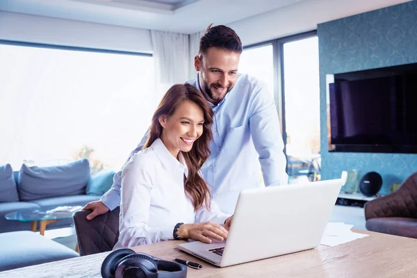 Smiling Business People Using Laptop While Working Together New Project — Φωτογραφία Αρχείου