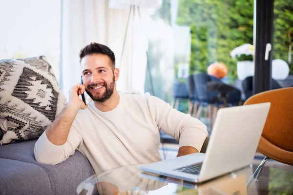 Candid Shot Handsome Man Having Call Using Laptop While Sitting — Stock Photo, Image