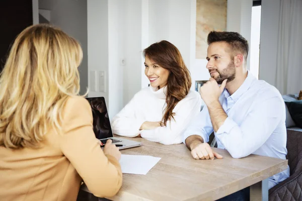 Aufnahme Einer Finanzberaterin Die Daten Zeigt Und Mit Ihren Kunden — Stockfoto