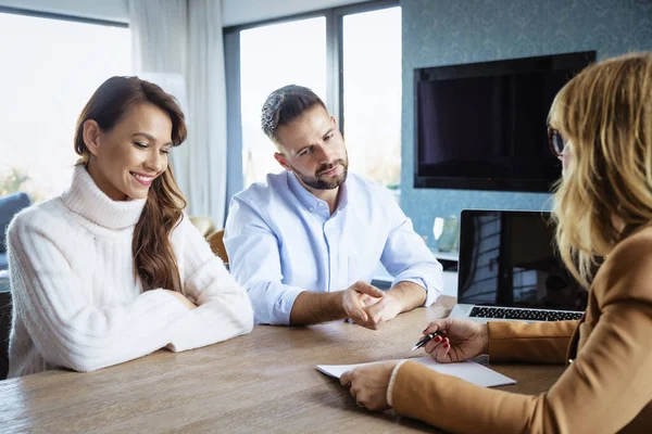 Tiro Conselheiro Financeiro Mostrando Discutindo Alguns Dados Com Seus Clientes — Fotografia de Stock