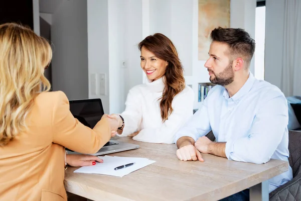 Aufnahme Einer Finanzberaterin Die Ihrem Haus Mit Ihren Kunden Diskutiert — Stockfoto