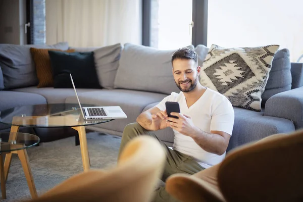 Candid Shot Serious Faced Man Getting Text Message Using Laptop — Stock Photo, Image