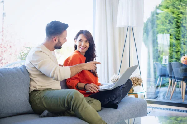 Gelukkig Stel Ontspannen Samen Bank Vrolijke Vrouw Knappe Man Met — Stockfoto