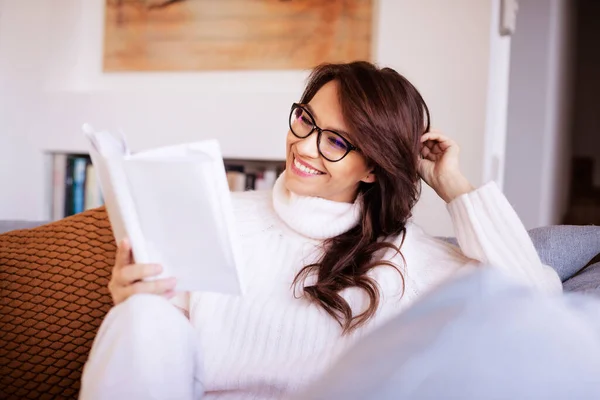 Tiro Mulher Sorrindo Vestindo Roupas Casuais Enquanto Relaxa Sofá Casa — Fotografia de Stock