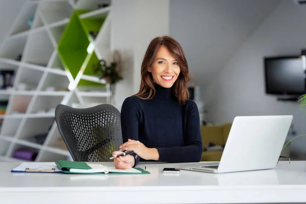 Zelfverzekerde Zakenvrouw Van Middelbare Leeftijd Die Achter Haar Laptop Zit — Stockfoto