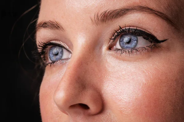 用黑色眼线化妆的蓝色女性眼睛的特写 经典的化妆 完美的眉毛工作室拍摄 — 图库照片