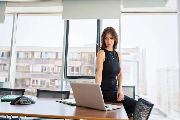 Attractive Businesswoman Sitting Office Using Laptop While Working New Project — Foto de Stock