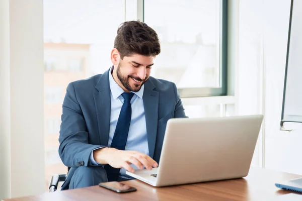 Happy Businessman Using His Laptop Working While Sitting Desk Modern — Fotografia de Stock