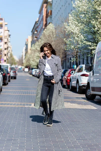 Full Length Beautiful Woman Having Phone Call While Crossing Road — Stockfoto