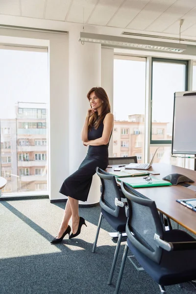 Full Length Shot Attractive Businesswoman Wearing Black Dress While Standing — Zdjęcie stockowe