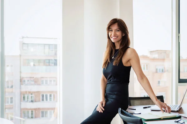 Full Length Shot Attractive Businesswoman Wearing Black Dress While Standing — Foto de Stock